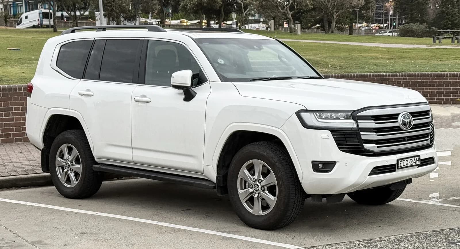 تويوتا لاند كروزر كبيرة من الخارج كسيارة SUV عائلية ودفع رباعي